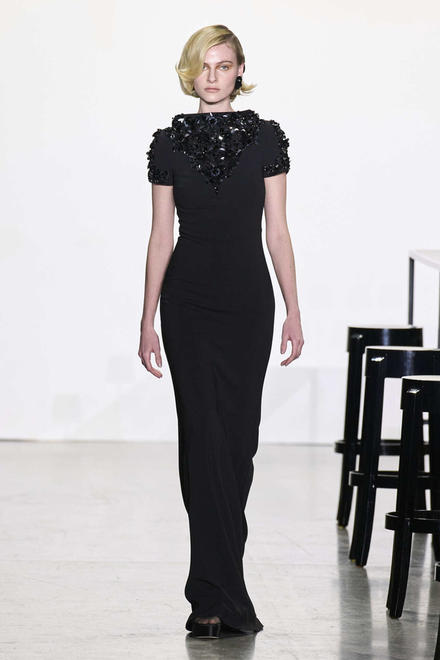 مجموعة Badgley Mischka لخريف وشتاء 2024 في نيويورك.