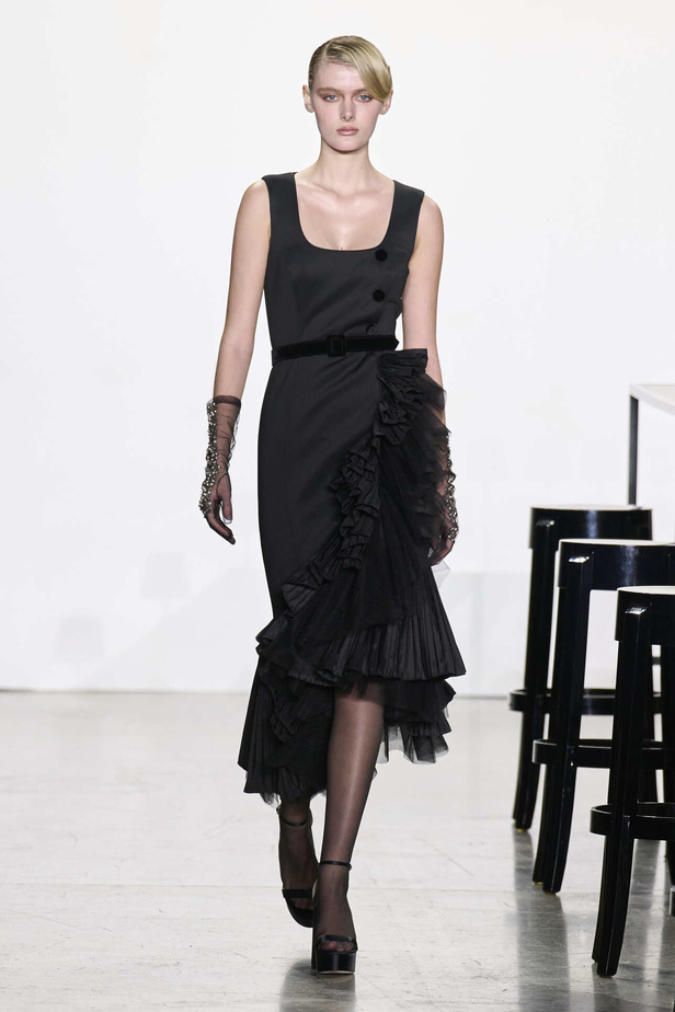 مجموعة Badgley Mischka لخريف وشتاء 2024 في نيويورك.