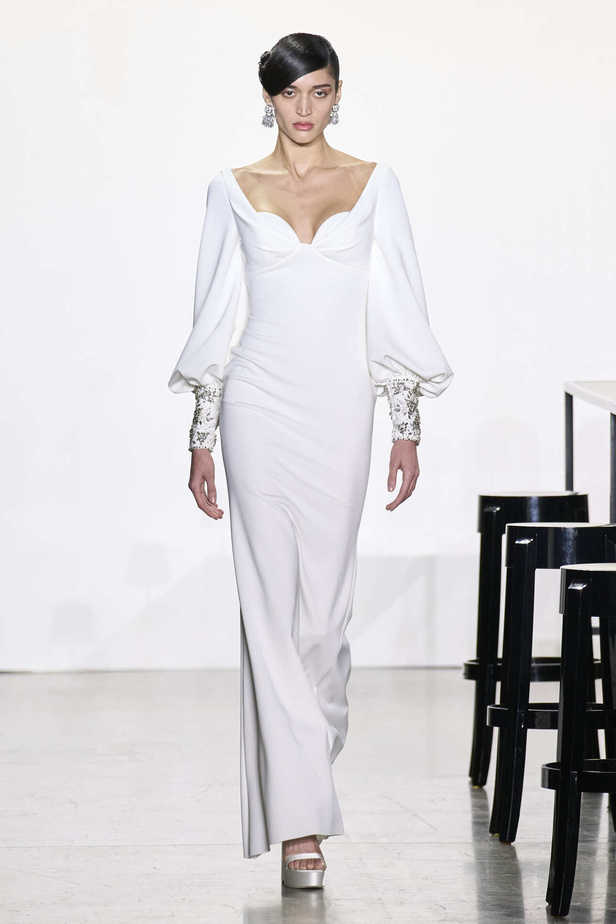 مجموعة Badgley Mischka لخريف وشتاء 2024 في نيويورك.