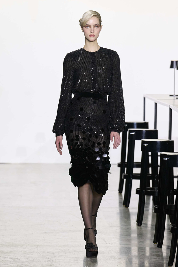 مجموعة Badgley Mischka لخريف وشتاء 2024 في نيويورك.