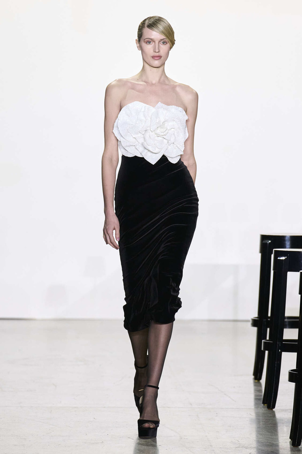 مجموعة Badgley Mischka لخريف وشتاء 2024 في نيويورك.