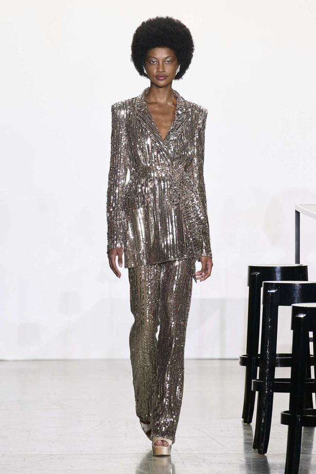 مجموعة Badgley Mischka لخريف وشتاء 2024 في نيويورك.