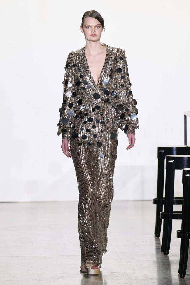 مجموعة Badgley Mischka لخريف وشتاء 2024 في نيويورك.