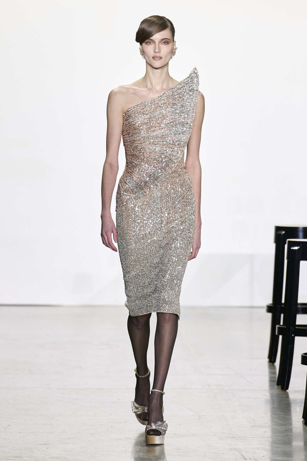 مجموعة Badgley Mischka لخريف وشتاء 2024 في نيويورك.