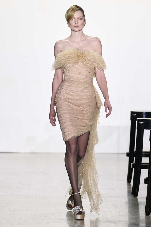 مجموعة Badgley Mischka لخريف وشتاء 2024 في نيويورك.