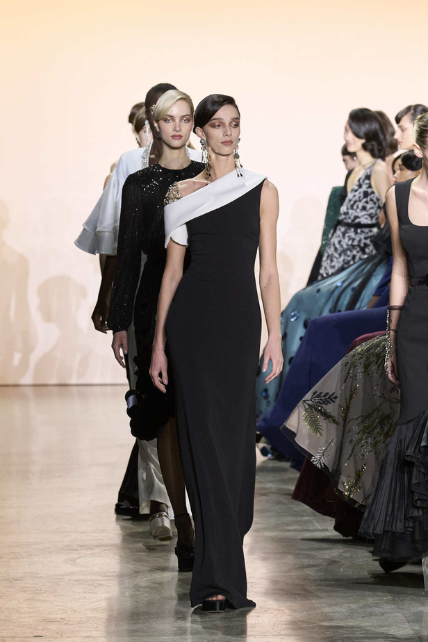 مجموعة Badgley Mischka لخريف وشتاء 2024 في نيويورك.