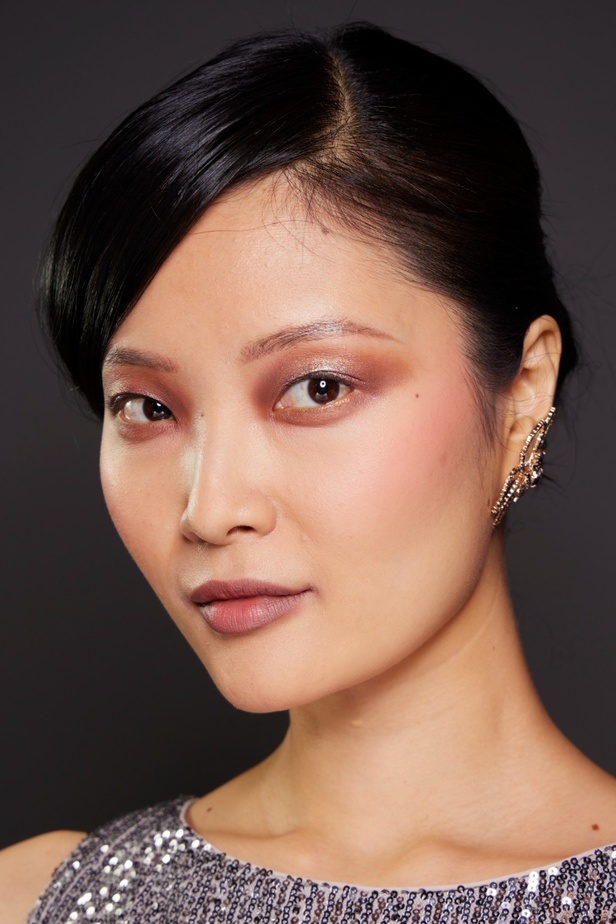 اطلالات جمالية من مجموعة Badgley Mischka لخريف وشتاء 2024