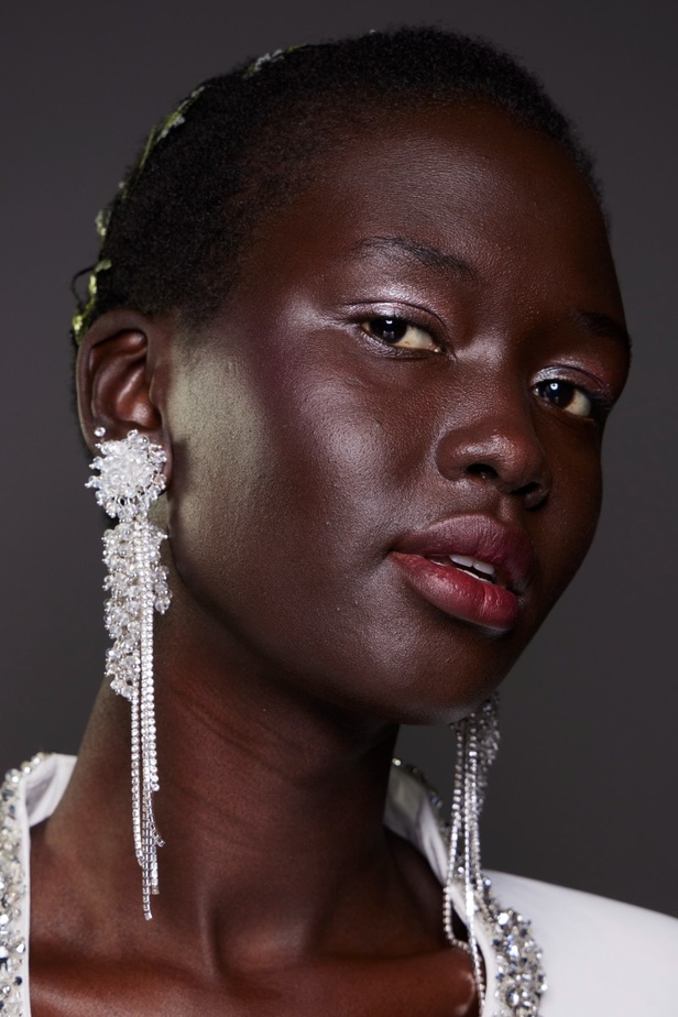 اطلالات جمالية من مجموعة Badgley Mischka لخريف وشتاء 2024