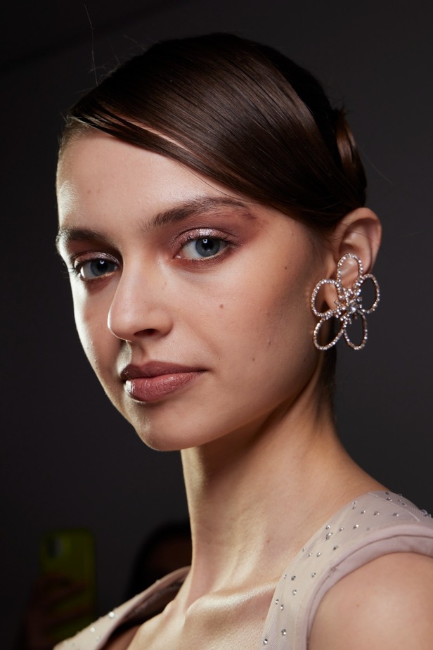 اطلالات جمالية من مجموعة Badgley Mischka لخريف وشتاء 2024