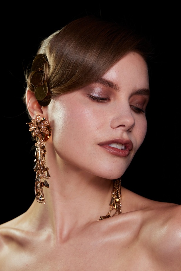 اطلالات جمالية من مجموعة Badgley Mischka لخريف وشتاء 2024