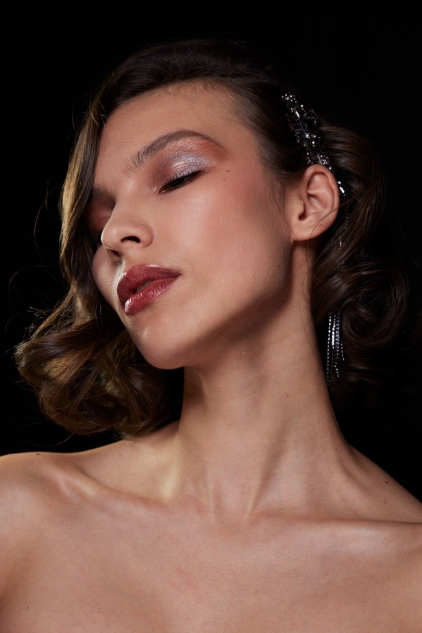 اطلالات جمالية من مجموعة Badgley Mischka لخريف وشتاء 2024