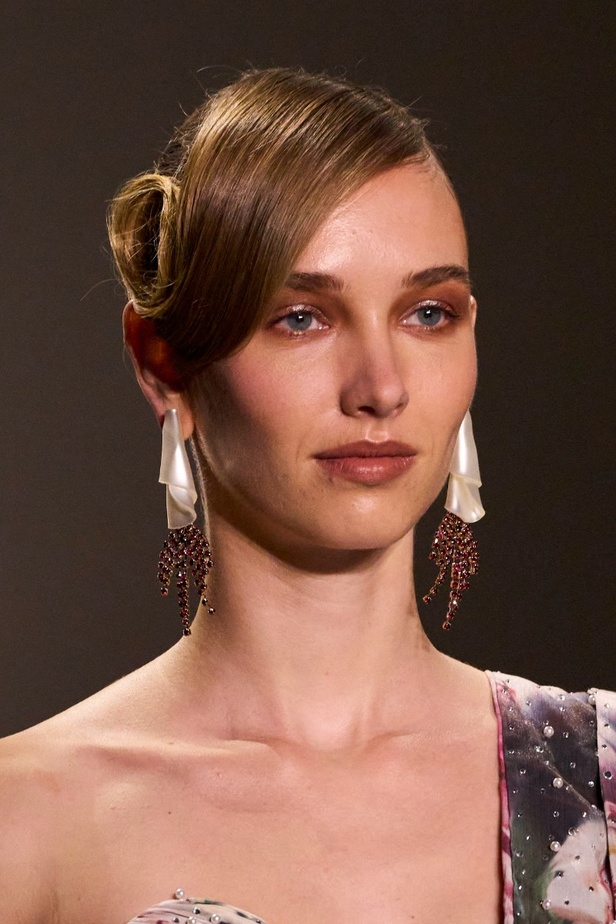 اطلالات جمالية من مجموعة Badgley Mischka لخريف وشتاء 2024