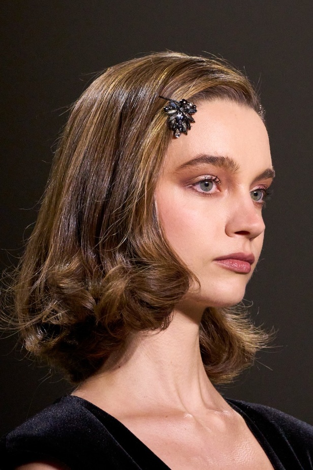 اطلالات جمالية من مجموعة Badgley Mischka لخريف وشتاء 2024