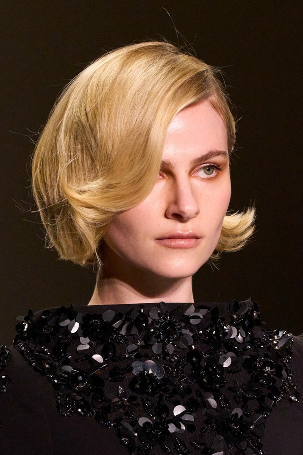 اطلالات جمالية من مجموعة Badgley Mischka لخريف وشتاء 2024