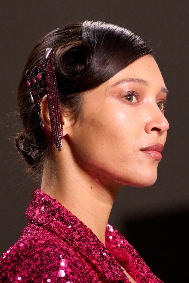 اطلالات جمالية من مجموعة Badgley Mischka لخريف وشتاء 2024