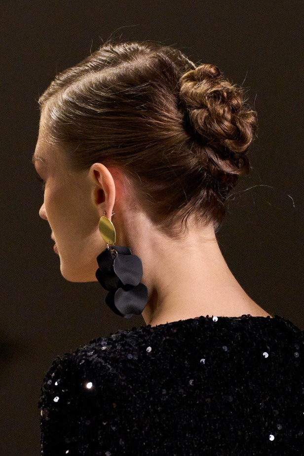 اطلالات جمالية من مجموعة Badgley Mischka لخريف وشتاء 2024