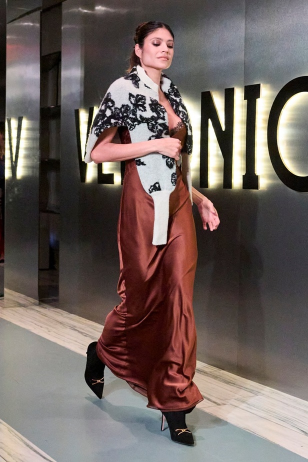 Veronica Beard تُطلق شعارها الجديد عبر مجموعتها لخريف وشتاء 2023- 2024