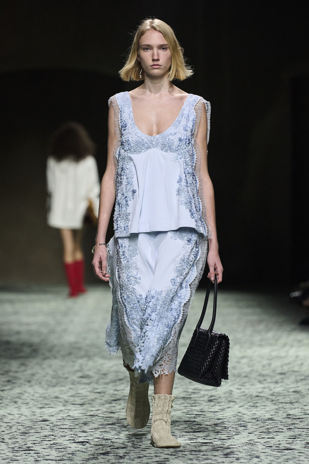 مجموعة Bottega Veneta لخريف وشتاء 2024 في ميلانو.. نقشات فاخرة وهندسية