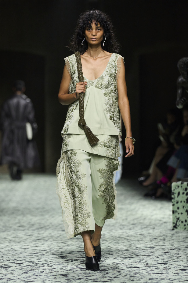 مجموعة Bottega Veneta لخريف وشتاء 2024 في ميلانو.. نقشات فاخرة وهندسية
