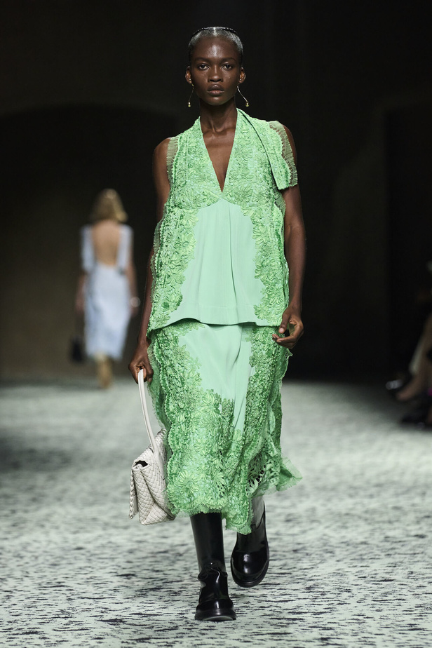 مجموعة Bottega Veneta لخريف وشتاء 2024 في ميلانو.. نقشات فاخرة وهندسية