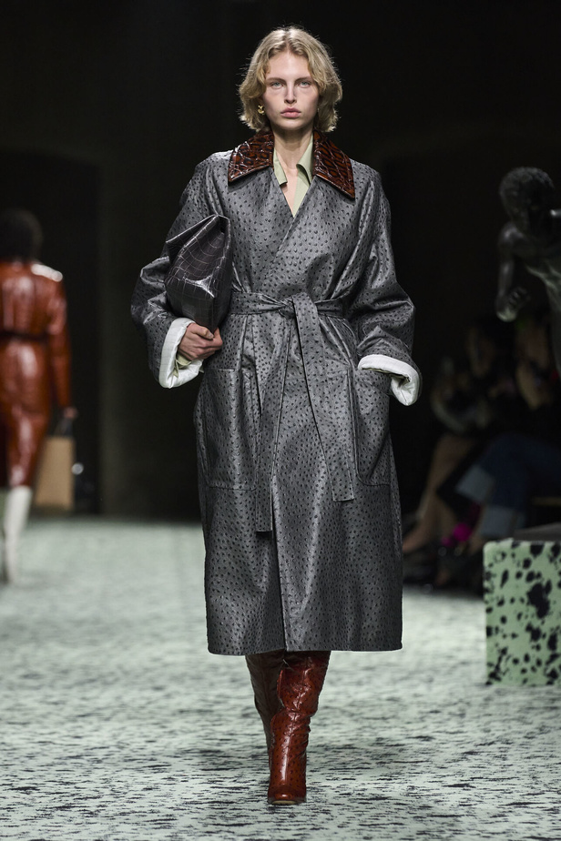 مجموعة Bottega Veneta لخريف وشتاء 2024 في ميلانو.. نقشات فاخرة وهندسية