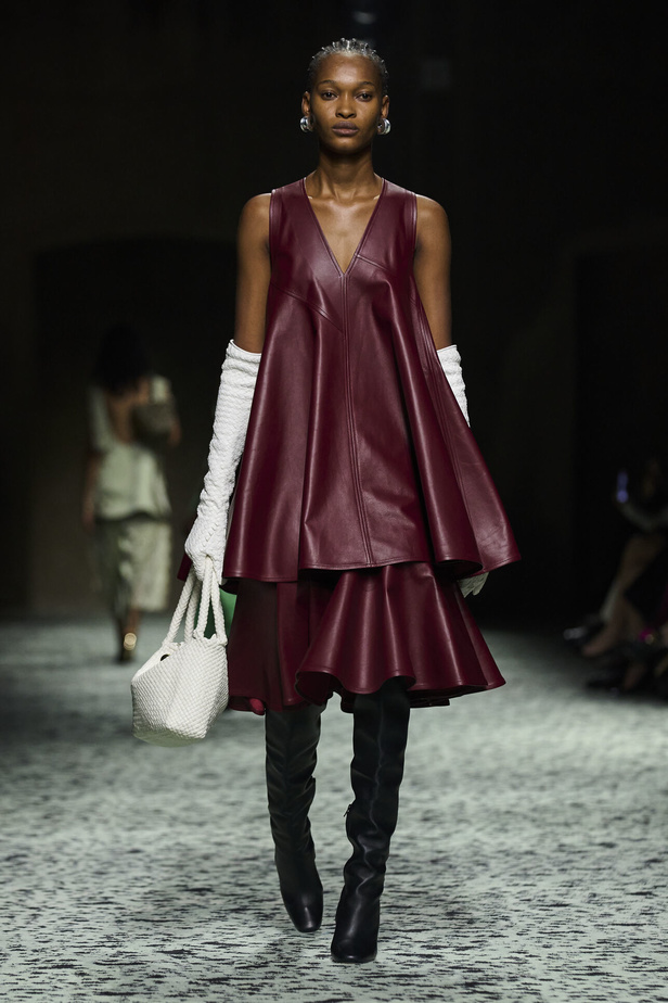 مجموعة Bottega Veneta لخريف وشتاء 2024 في ميلانو.. نقشات فاخرة وهندسية