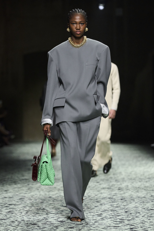 مجموعة Bottega Veneta لخريف وشتاء 2024 في ميلانو.. نقشات فاخرة وهندسية
