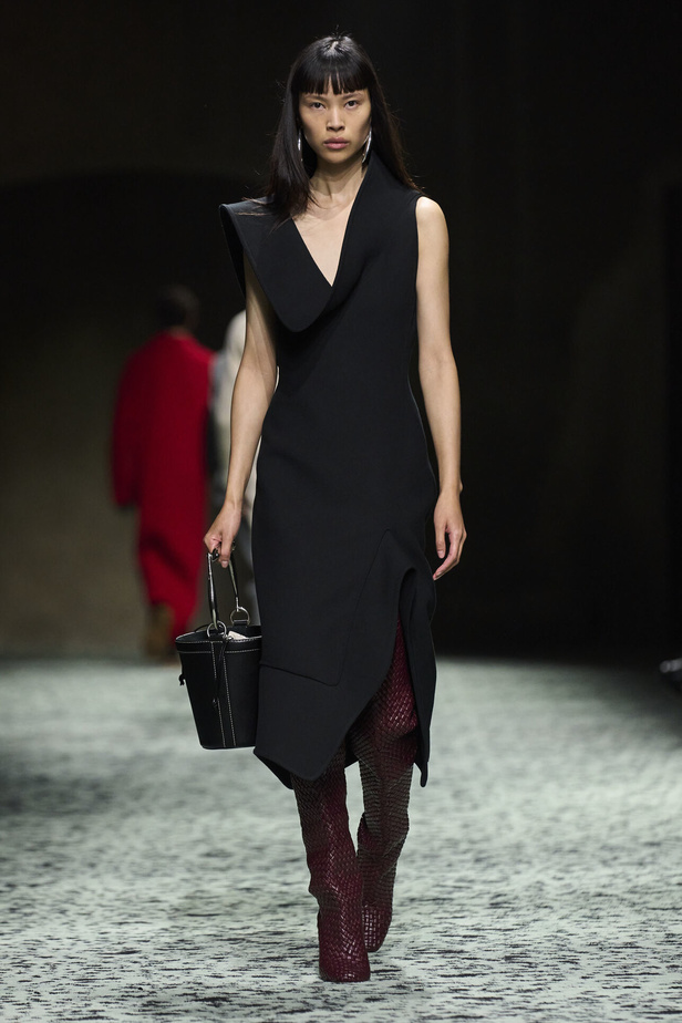 مجموعة Bottega Veneta لخريف وشتاء 2024 في ميلانو.. نقشات فاخرة وهندسية