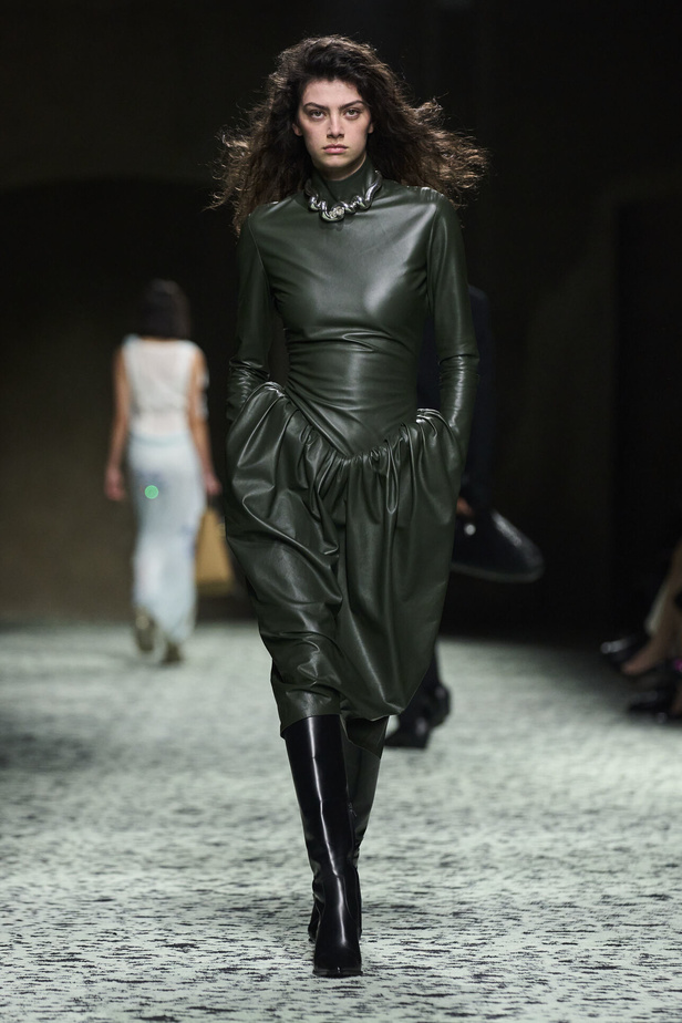 مجموعة Bottega Veneta لخريف وشتاء 2024 في ميلانو.. نقشات فاخرة وهندسية