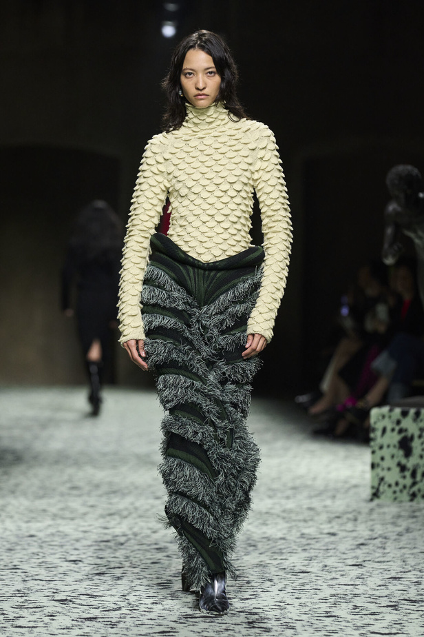 مجموعة Bottega Veneta لخريف وشتاء 2024 في ميلانو.. نقشات فاخرة وهندسية