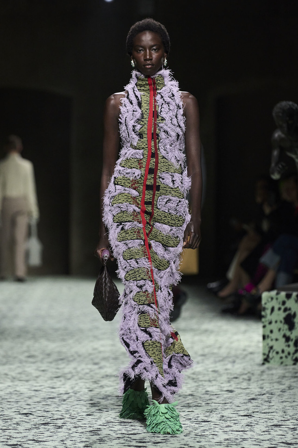 مجموعة Bottega Veneta لخريف وشتاء 2024 في ميلانو.. نقشات فاخرة وهندسية