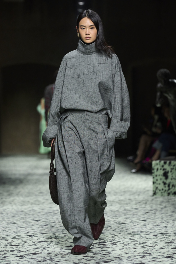 مجموعة Bottega Veneta لخريف وشتاء 2024 في ميلانو.. نقشات فاخرة وهندسية