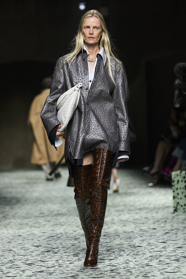 مجموعة Bottega Veneta لخريف وشتاء 2024 في ميلانو.. نقشات فاخرة وهندسية