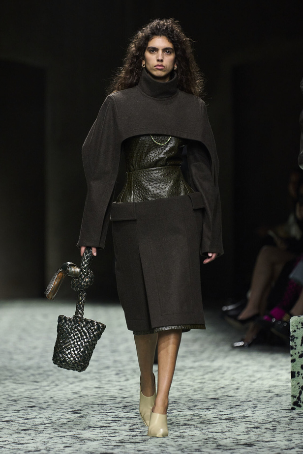 مجموعة Bottega Veneta لخريف وشتاء 2024 في ميلانو.. نقشات فاخرة وهندسية