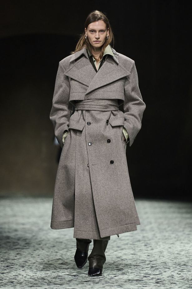 مجموعة Bottega Veneta لخريف وشتاء 2024 في ميلانو.. نقشات فاخرة وهندسية