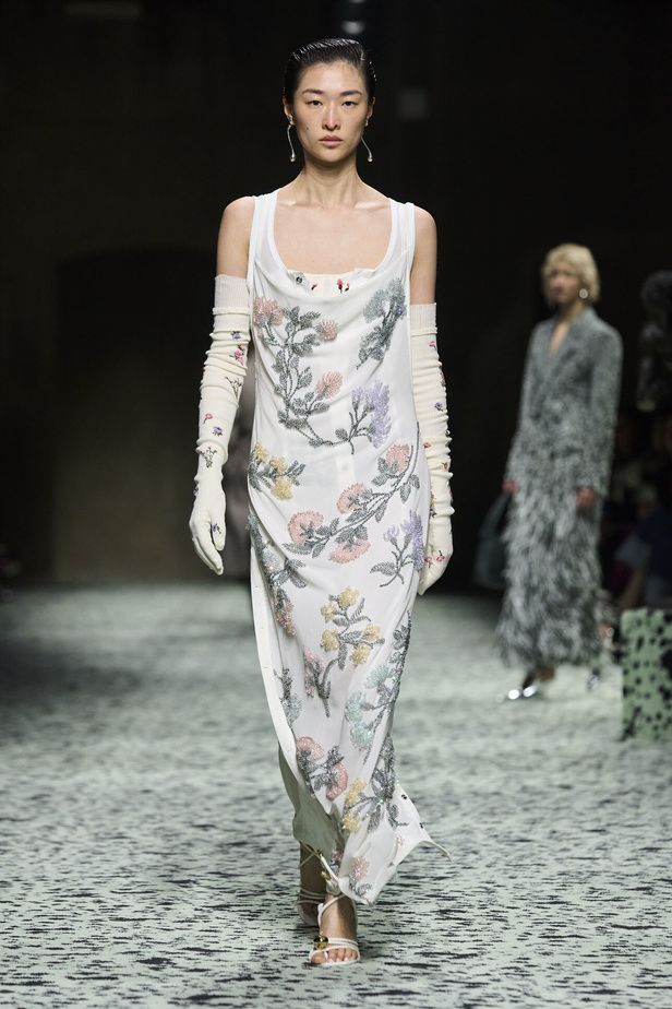 مجموعة Bottega Veneta لخريف وشتاء 2024 في ميلانو.. نقشات فاخرة وهندسية