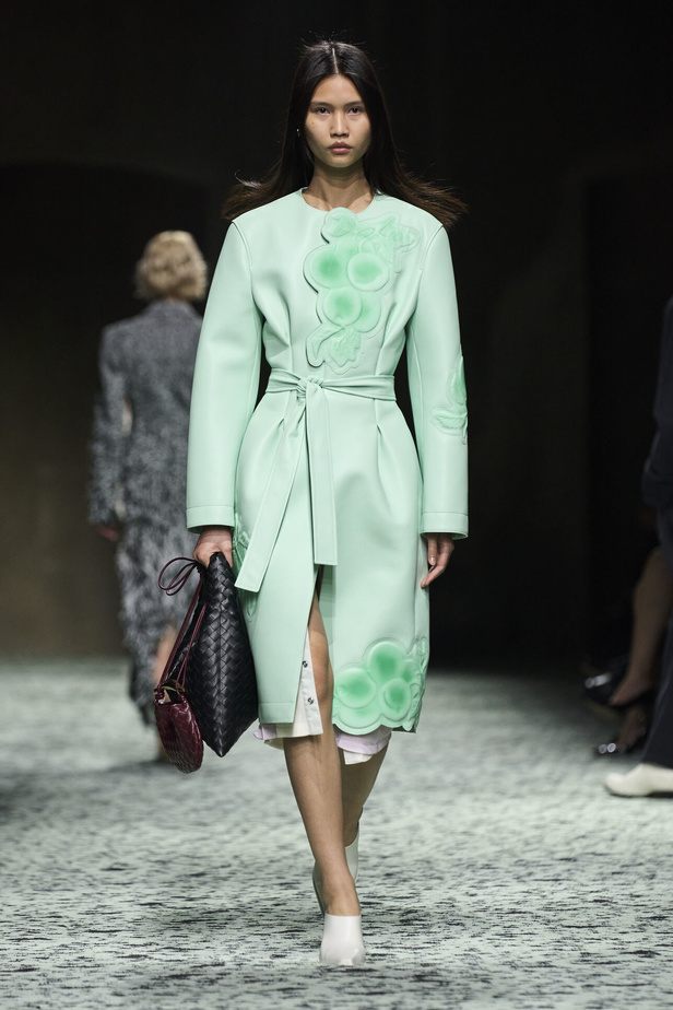 مجموعة Bottega Veneta لخريف وشتاء 2024 في ميلانو.. نقشات فاخرة وهندسية