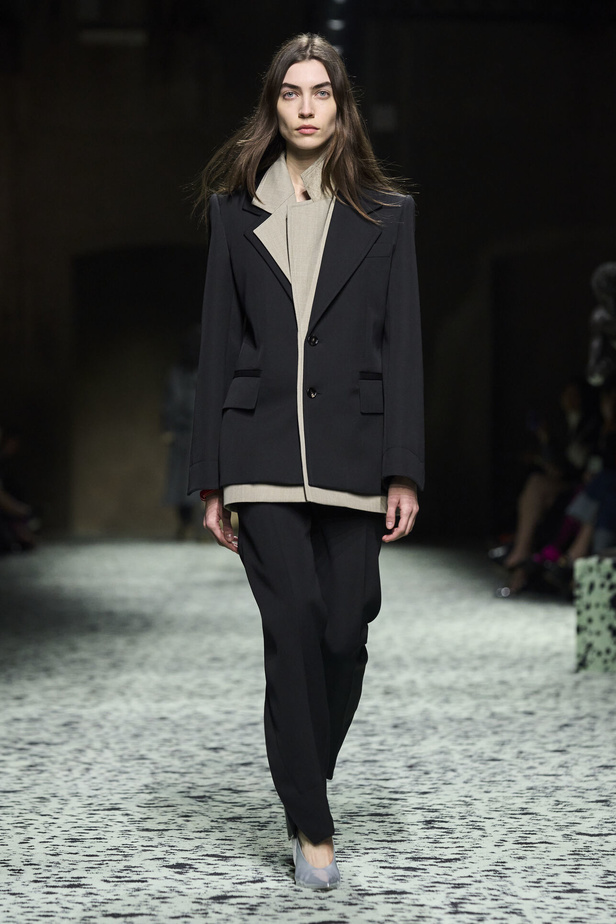 مجموعة Bottega Veneta لخريف وشتاء 2024 في ميلانو.. نقشات فاخرة وهندسية