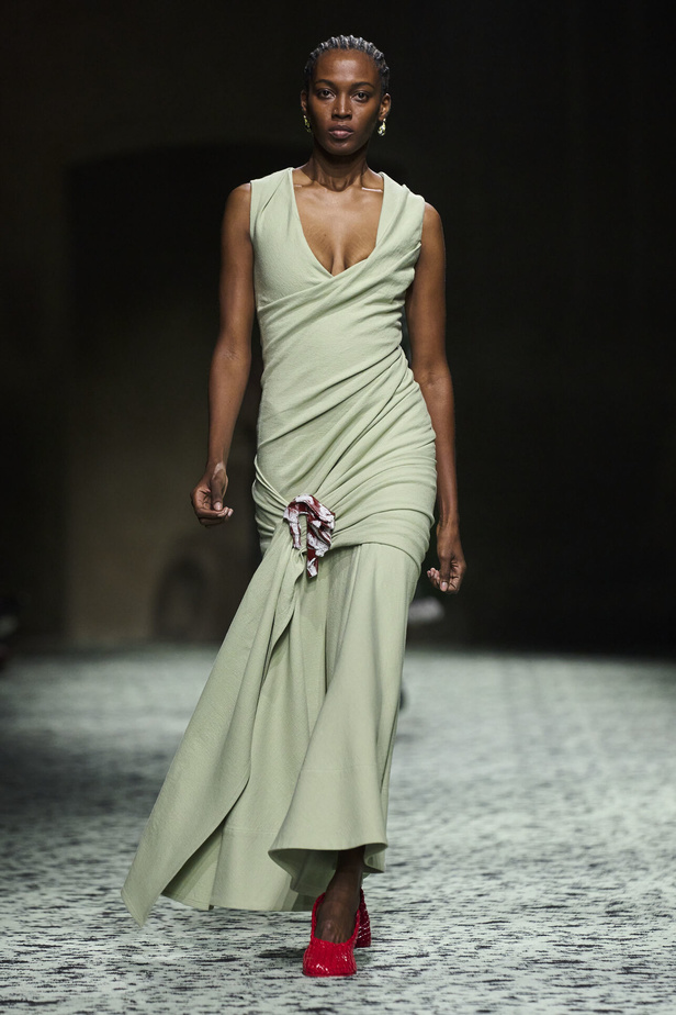 مجموعة Bottega Veneta لخريف وشتاء 2024 في ميلانو.. نقشات فاخرة وهندسية