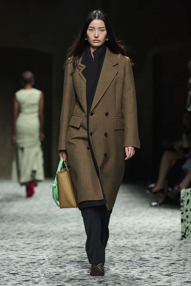 مجموعة Bottega Veneta لخريف وشتاء 2024 في ميلانو.. نقشات فاخرة وهندسية