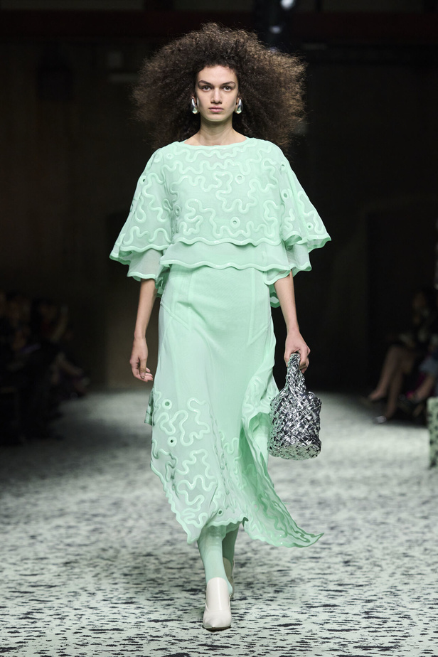 مجموعة Bottega Veneta لخريف وشتاء 2024 في ميلانو.. نقشات فاخرة وهندسية