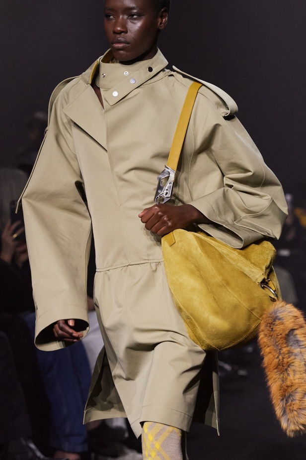 دانيال لي يكشف عن مجموعته الأولى لـBurberry... نقشات وألوان قويّة مع الحفاظ على تراث الدار 