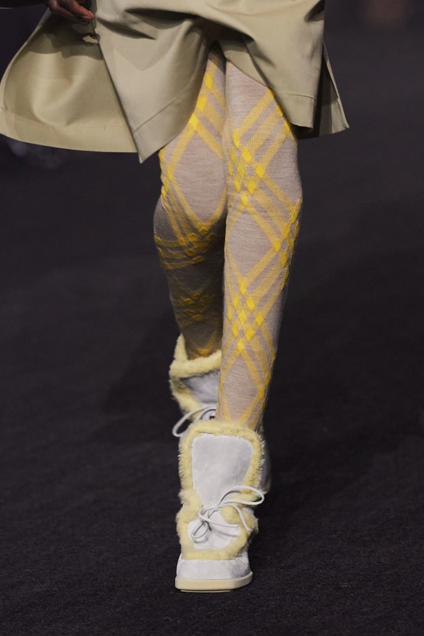 دانيال لي يكشف عن مجموعته الأولى لـBurberry... نقشات وألوان قويّة مع الحفاظ على تراث الدار 