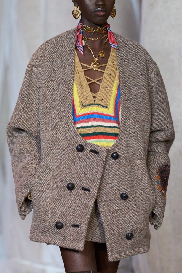 مجموعة Etro لخريف وشتاء 2023... عودة إلى الجذور واعتناق إرث المنسوجات الخاص بالدار 