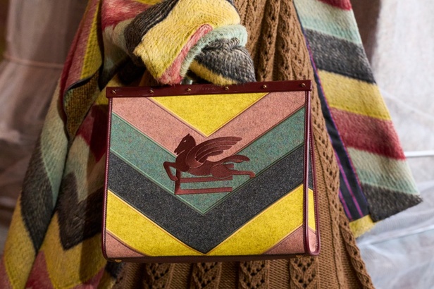 مجموعة Etro لخريف وشتاء 2023... عودة إلى الجذور واعتناق إرث المنسوجات الخاص بالدار 