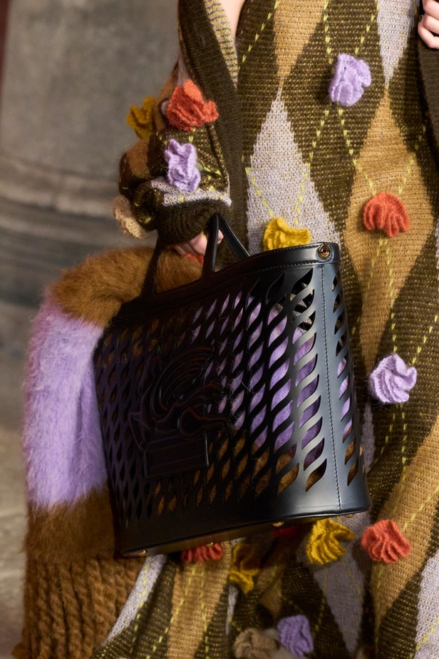 مجموعة Etro لخريف وشتاء 2023... عودة إلى الجذور واعتناق إرث المنسوجات الخاص بالدار 