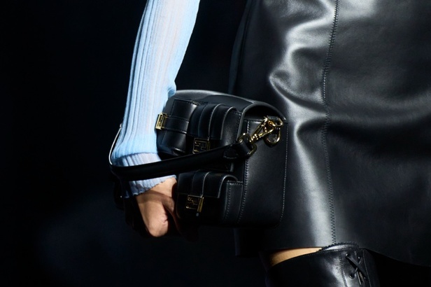 دار Fendi تستكشف الكلاسيكية والأناقة بأسلوب جديد وتقدّم البانك بلمسة راقية