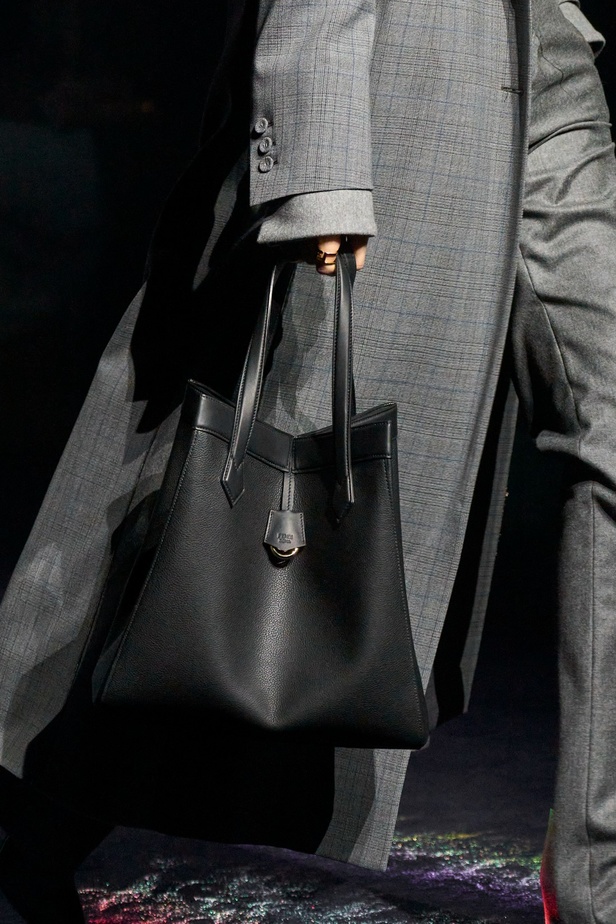 دار Fendi تستكشف الكلاسيكية والأناقة بأسلوب جديد وتقدّم البانك بلمسة راقية