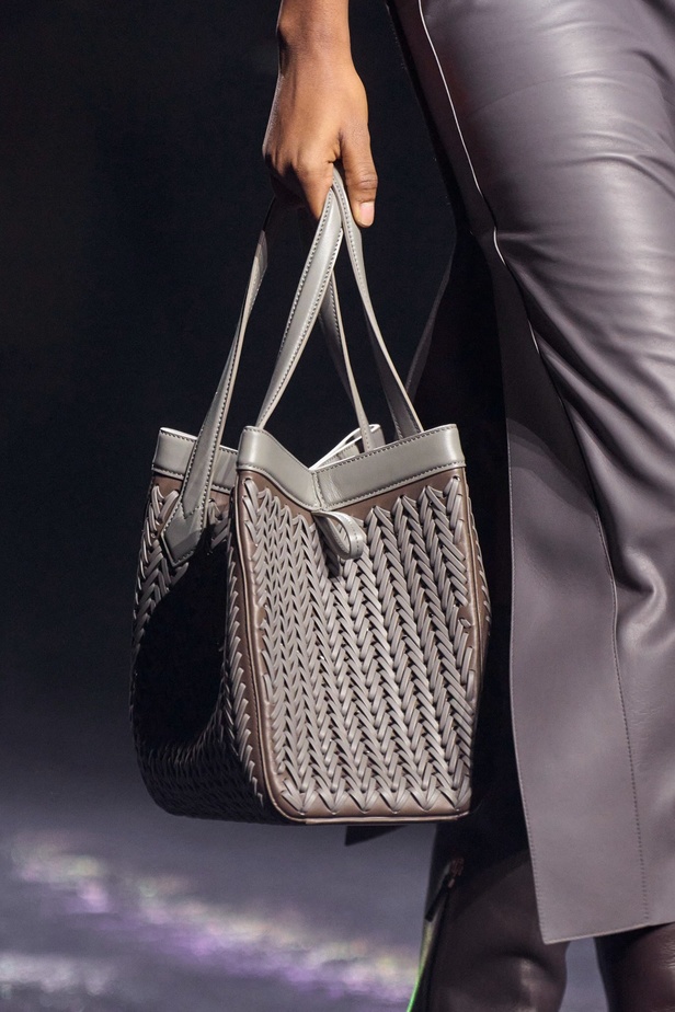 دار Fendi تستكشف الكلاسيكية والأناقة بأسلوب جديد وتقدّم البانك بلمسة راقية