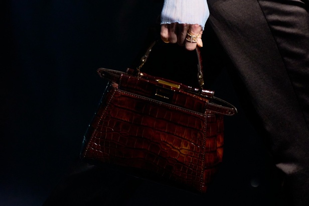 دار Fendi تستكشف الكلاسيكية والأناقة بأسلوب جديد وتقدّم البانك بلمسة راقية